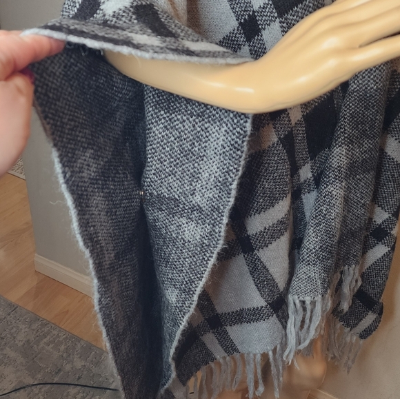 NWT Soft Surroundings Wool Alpaca Blend Black Grey Plaid Poncho Faux Fur Collar - Picture 5 of 16